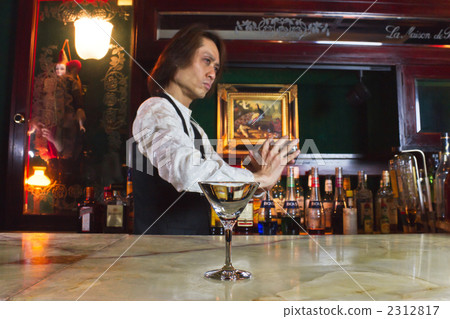 調酒師使用雞尾酒杯 2312817