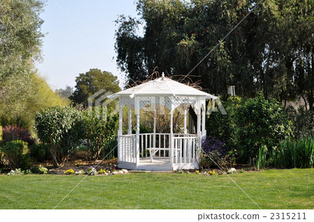 White gazebo Western-style room in green 2315211