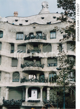 Casa Mila (1906-1910) Casa Mila (1906-1910) 2316287