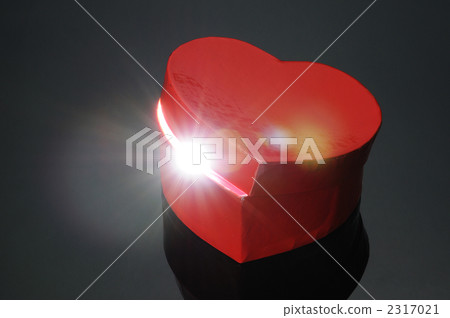 一個紅色的心形紙盒,滿是光 一個紅色的心形紙盒,滿是光 2317021