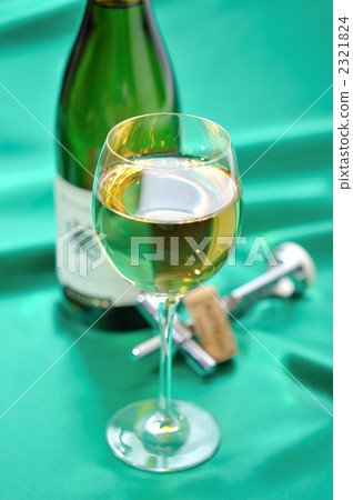 以精美的白葡萄酒的形象。 2321824
