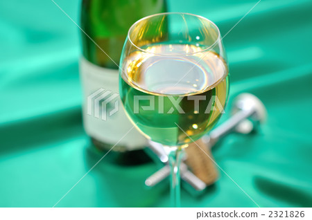 To the image of fine white wine. To the image of fine white wine. 2321826
