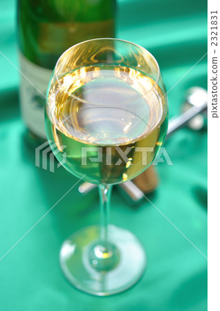 以精美的白葡萄酒的形象。 2321831