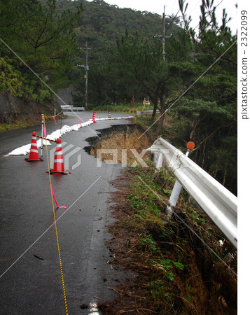 由於大雨導致道路坍塌 2322099