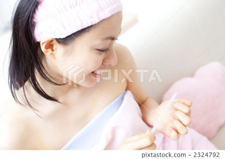 關心指甲的女性 2324792