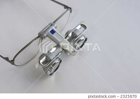 Binocular Magnifier 2325870