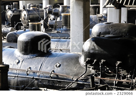 車庫裡的機車 2329066