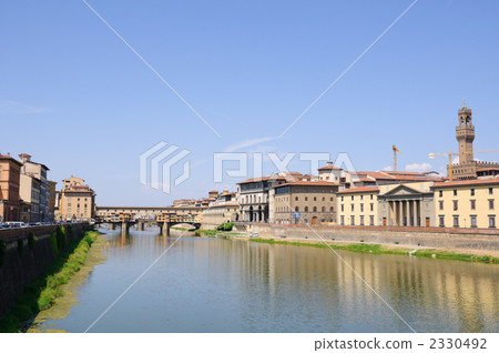 Italy Florence Arno River and Ponte Vecchio 2330492