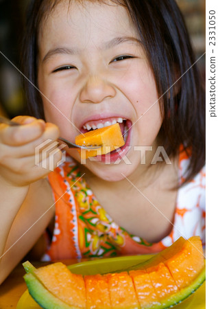 A girl who eats Yubari Mellon 2331050