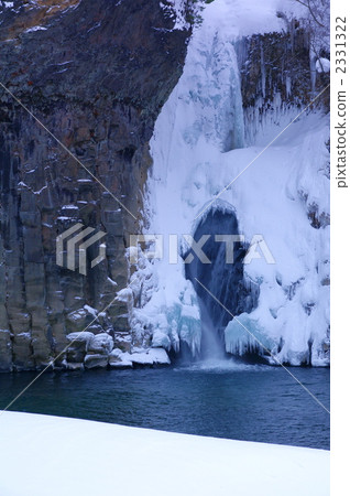 嚴重的冬季瀑布 2331322