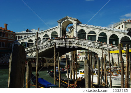Rialto Bridge, Ponte di Rialto, an arched bridge 2332385