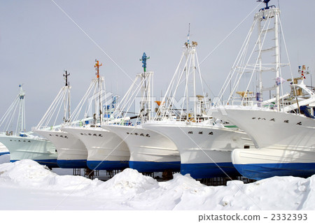 漁船在避免漂移冰的土地 2332393