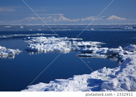 Abashiri-shi Kitahama Drift ice and mountains 2332911