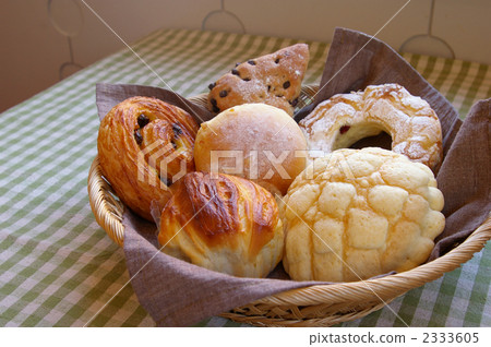 Bread in a basket 2333605
