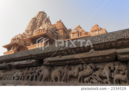 從Kajuraho Temple Group West集團的Lakshmana寺廟的基部出發的風景 從Kajuraho Temple Group West集團的Lakshmana寺廟的基部出發的風景 2334529