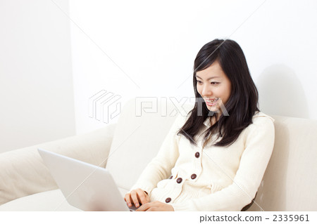 使用一台筆記本電腦的女人 2335961