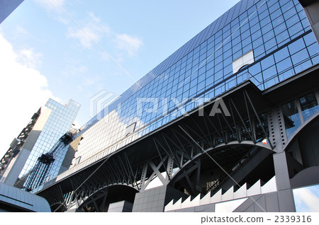 我抬頭看著京都車站大樓 我抬頭看著京都車站大樓 2339316