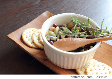 豆沙拉和菜薄脆餅乾 2344040