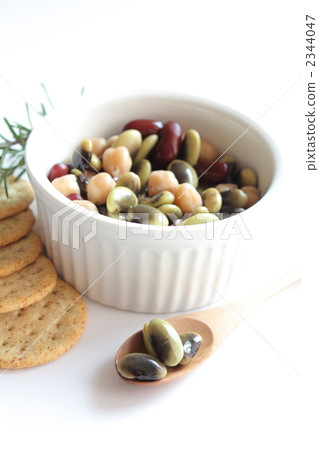 Bean salad and vegetable cracker 2344047