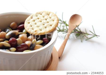 豆沙拉和菜薄脆餅乾 2344053