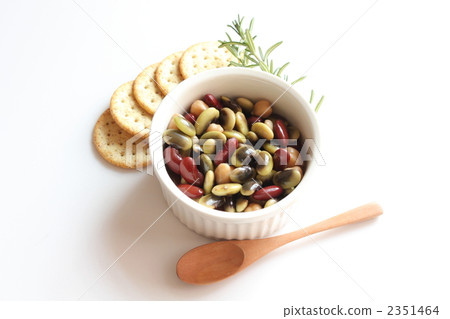 豆沙拉和菜薄脆餅乾 2351464