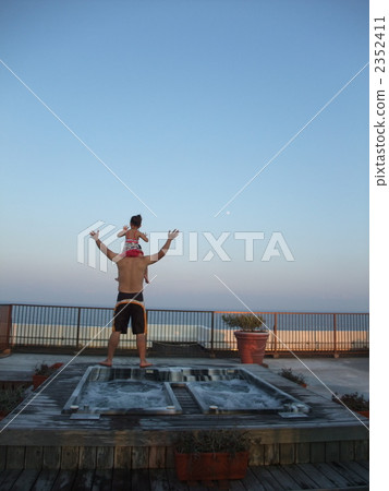 在背上 外部露天池 父母和小孩 2352411