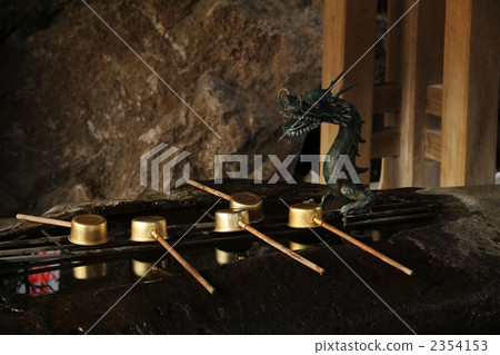 The dragon of the Kamakura shrine's water shop 2354153