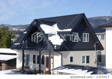 Measures against snow accumulation on the roof House in the snow country 2354417