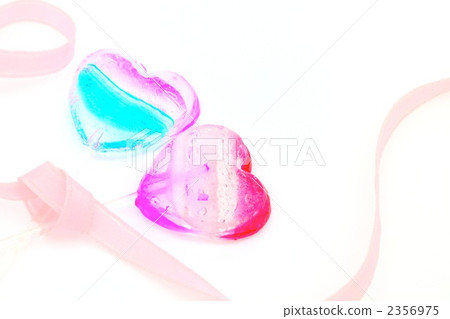 心形糖果和粉紅絲帶 2356975