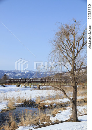 Nagano railway across the iron bridge with the fallen leaves of the leaves Nagano railway across the iron bridge with the fallen leaves of the leaves 2358280