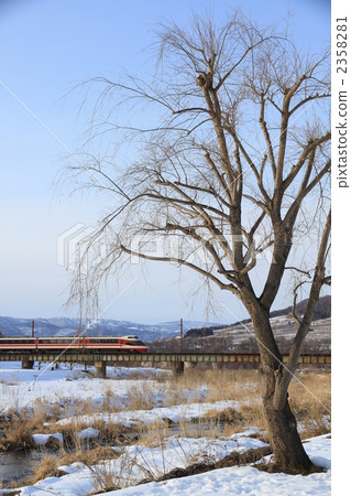 "Yukemuri" crossing the fallen canow and iron bridge of the leaves "Yukemuri" crossing the fallen canow and iron bridge of the leaves 2358281
