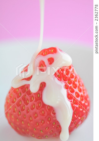 Strawberries & condensed milk 2362778