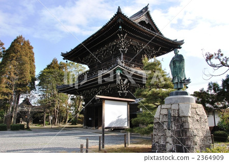 Saga Kiyogyoji的山門和法律雕像 2364909