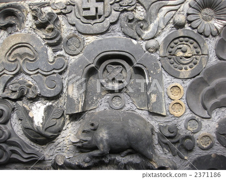 Decorative roof tiles reused in Kyomachiya 2371186