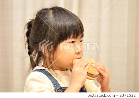 A girl who eats a hamburger 2371522