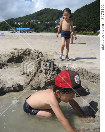Brothers playing sand 2373191