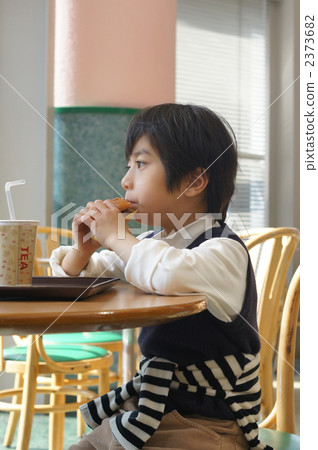 孩子們吃漢堡 2373682