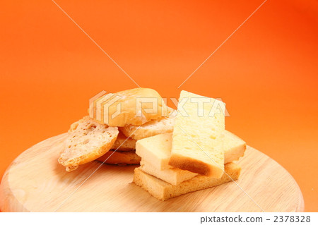 Cooking bread 2378328