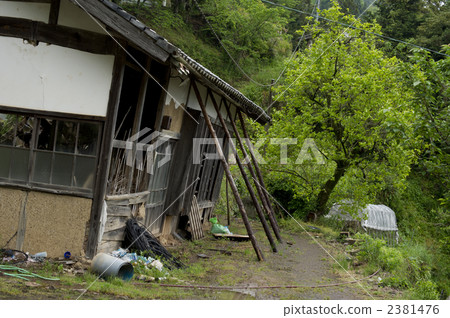 Collapsed house 2381476