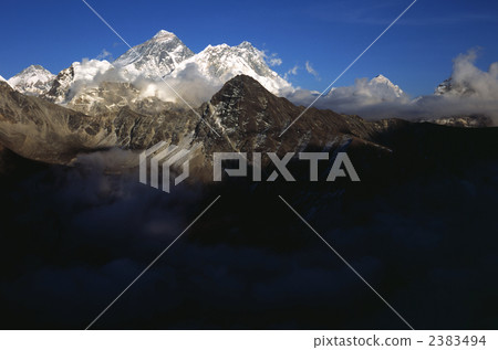 晚上在從Gokyo峰頂的尼泊爾全景 晚上在從Gokyo峰頂的尼泊爾全景 2383494