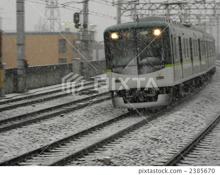 京阪9000系列在雪地裡奔跑 京阪9000系列在雪地裡奔跑 2385670