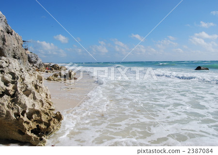 [Mexico] Caribbean Sea Town Tulum Rocky Waves and Blue Sky 2387084