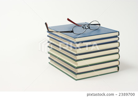 舊書和眼鏡（休息圖像） 2389700