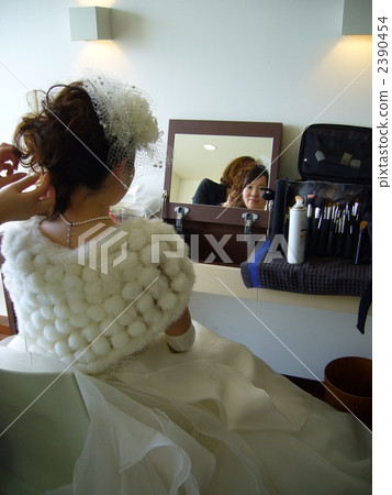 新娘在婚禮上做頭髮（婚紗） 2390454