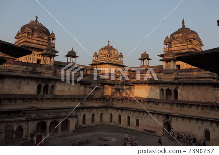 在Orcia的Ja Hahn Ghiul Mahal城堡裡面 2390737