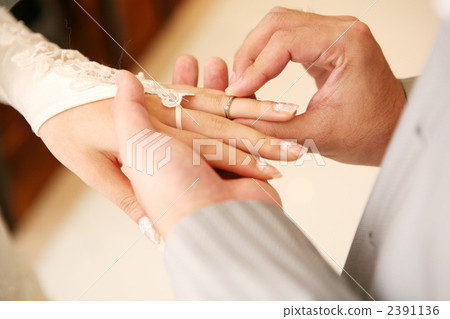 Ring exchange (from groom to bride) 2391136