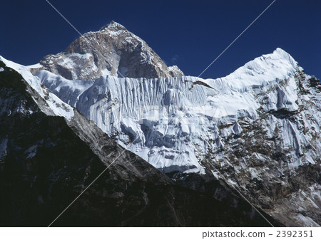 Mukalu peak from the Chukun Peak (8463 m) Mukalu peak from the Chukun Peak (8463 m) 2392351