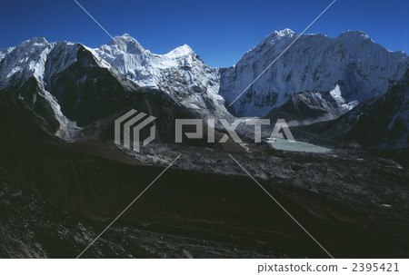 Left: Island Peak (6160m), left background: Makalu (8463m), right foreground: Imja Lake Left: Island Peak (6160m), left background: Makalu (8463m), right foreground: Imja Lake 2395421