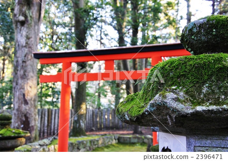 一個花園燈籠和牌坊門 2396471
