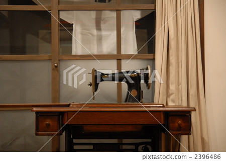 treadle machine, sewing-machine, sewing machine 2396486